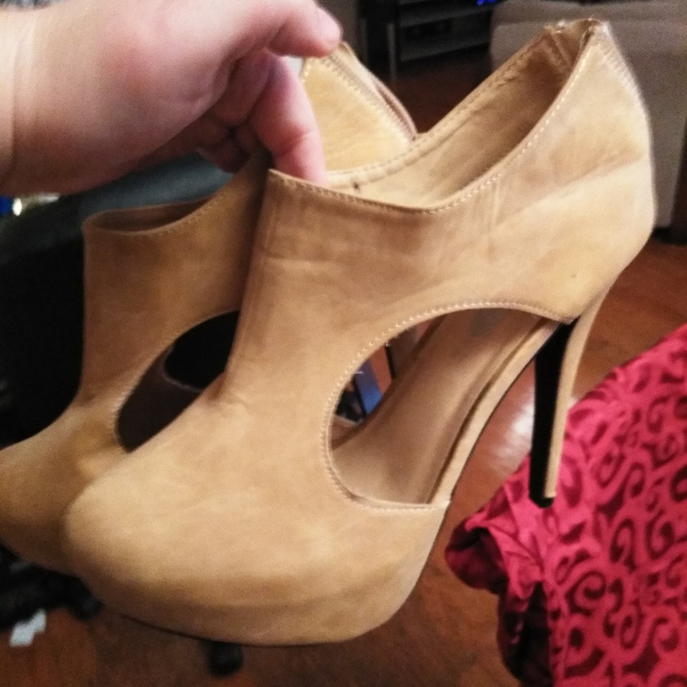 LIKE NEW RUE 21 PLATFORM/HEELS